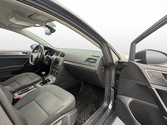 Volkswagen Golf VII 19 of 26