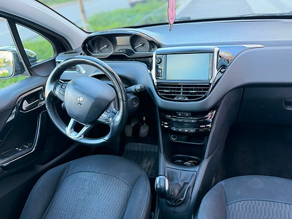 Peugeot 208 2 of 5