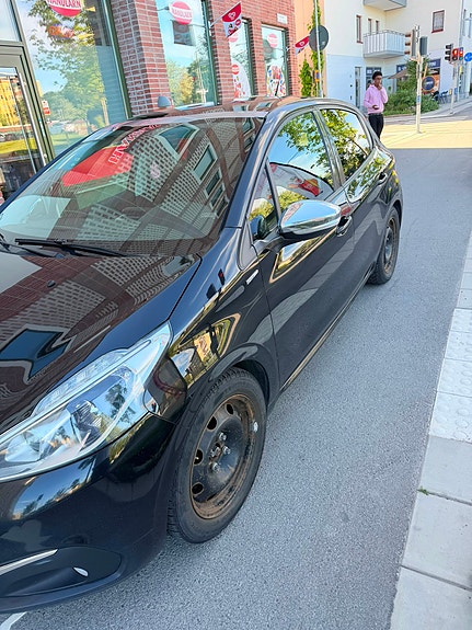 Peugeot 208 3 of 5