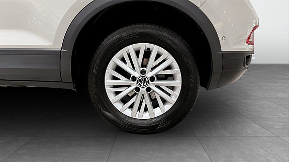 Volkswagen T-Roc 6 of 19