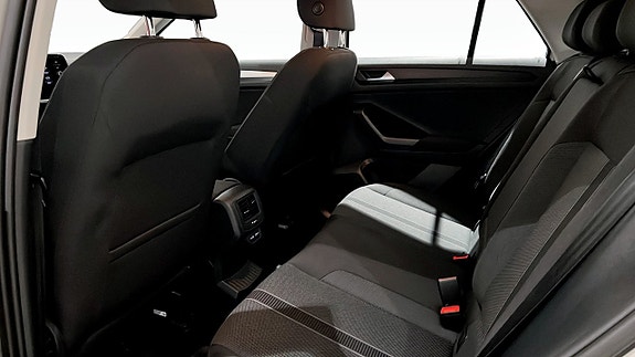 Volkswagen T-Roc 11 of 19
