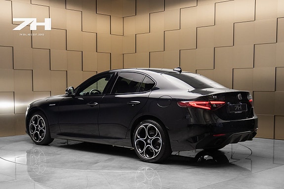 Alfa Romeo Giulia 3 of 5