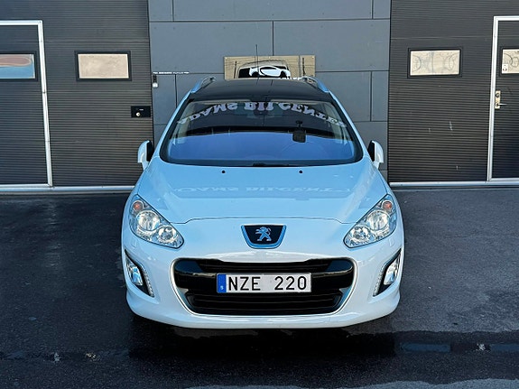 Peugeot 308 SW 2 of 5