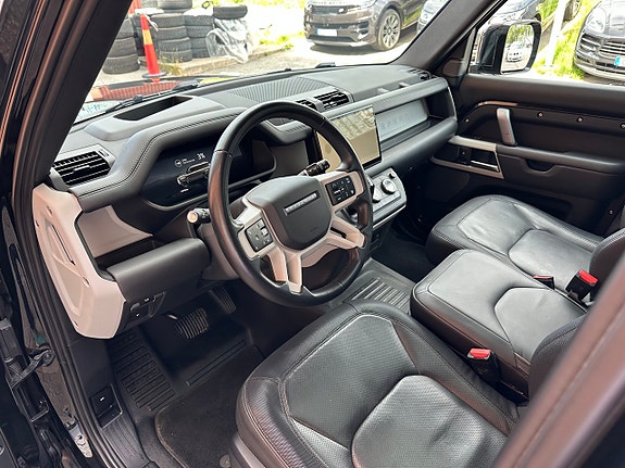 Land Rover Defender 110 7 of 26