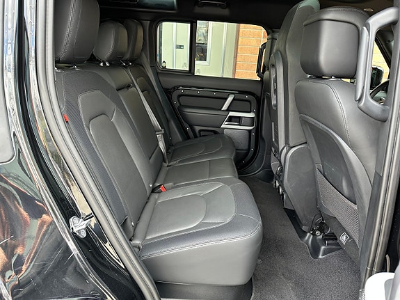 Land Rover Defender 110 10 of 26