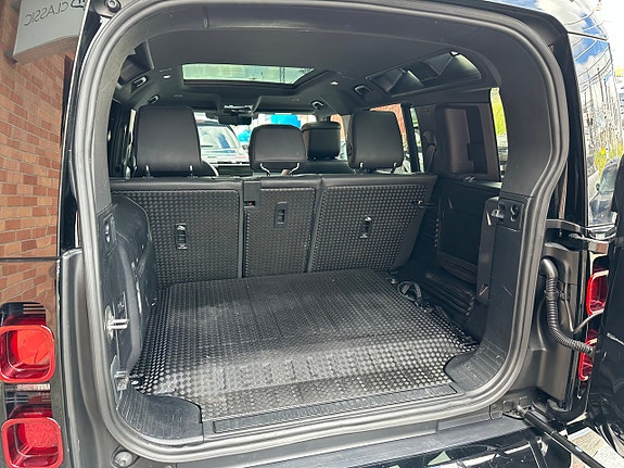 Land Rover Defender 110 14 of 26