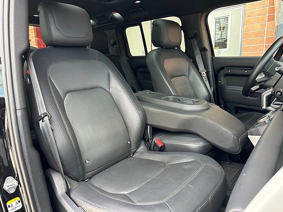 Land Rover Defender 110 11 of 26