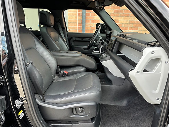 Land Rover Defender 110 8 of 26
