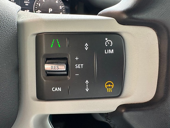 Land Rover Defender 110 12 of 26