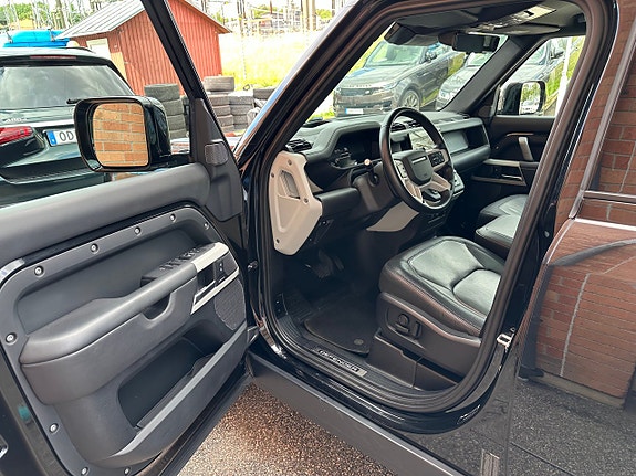 Land Rover Defender 110 13 of 26