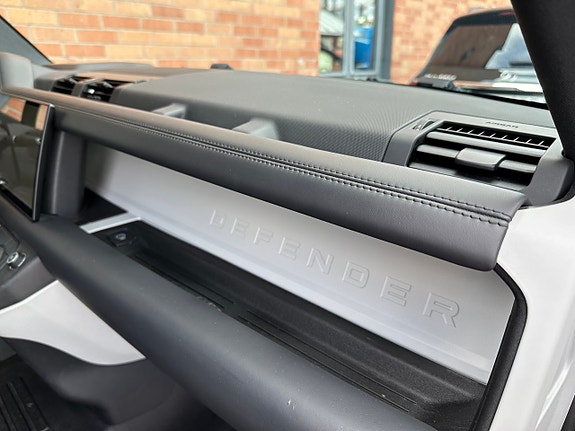 Land Rover Defender 110 16 of 26