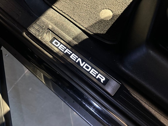 Land Rover Defender 110 20 of 26