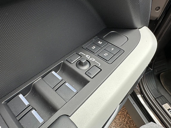 Land Rover Defender 110 15 of 26