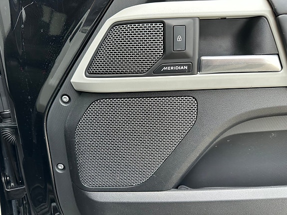Land Rover Defender 110 23 of 26