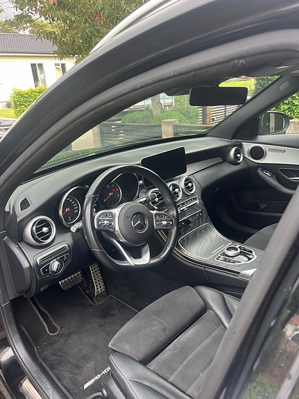 Mercedes-Benz C200 2 of 10