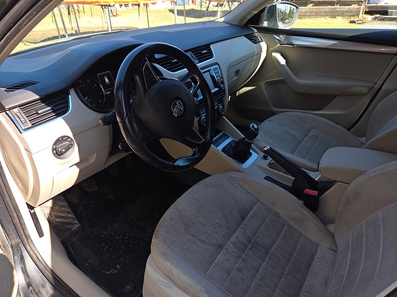 Skoda Octavia 2 of 5