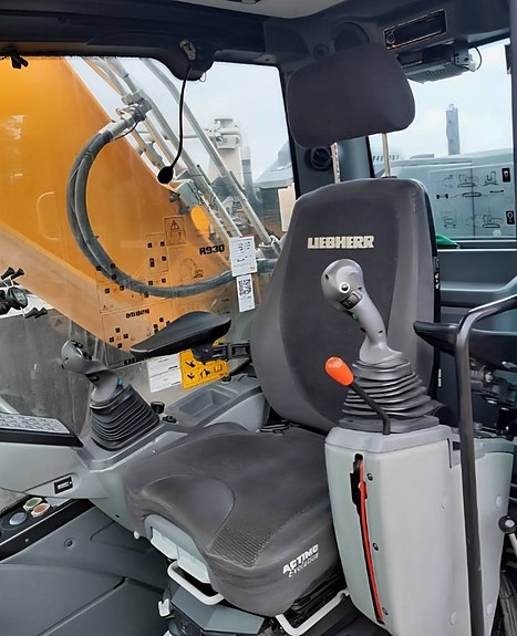 Liebherr R 930 G8 6 of 8