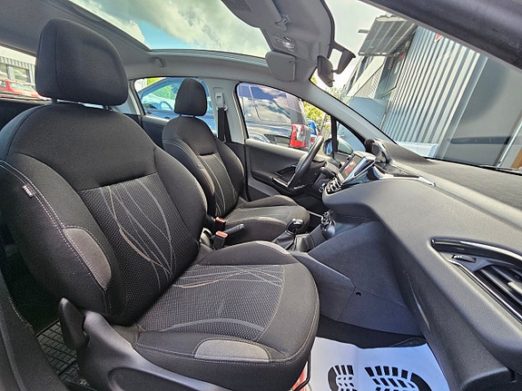 Peugeot 208 8 of 12