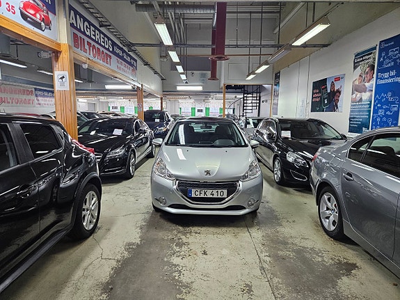 Peugeot 208 3 of 5