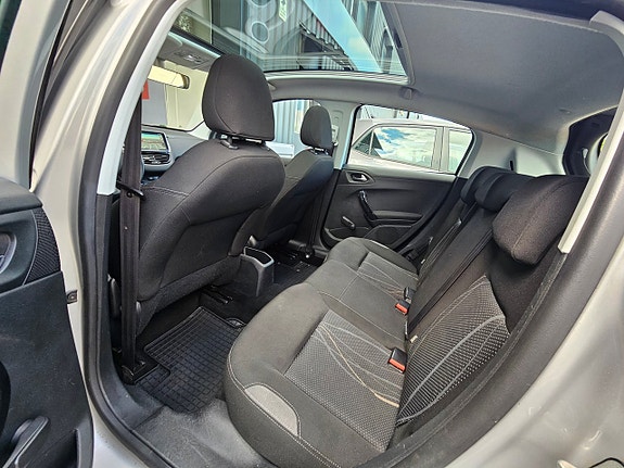 Peugeot 208 11 of 12