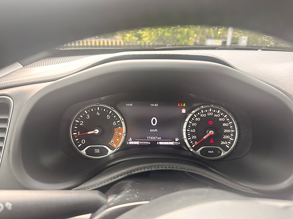 Jeep Renegade 7 of 8