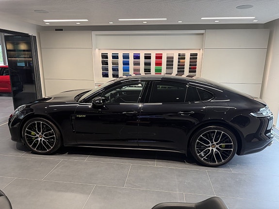 Porsche Panamera 4 4 of 5