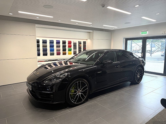 Porsche Panamera 4 2 of 5