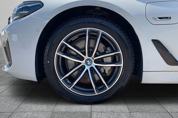 BMW 530e 8 of 17