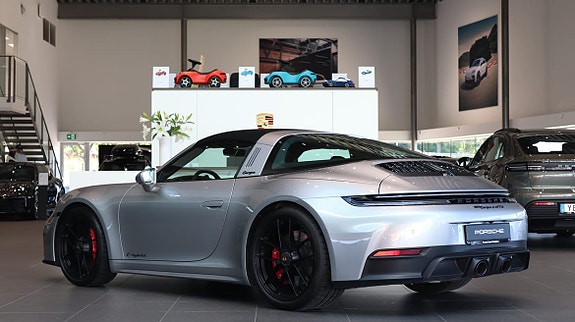 Porsche 911 2 of 5
