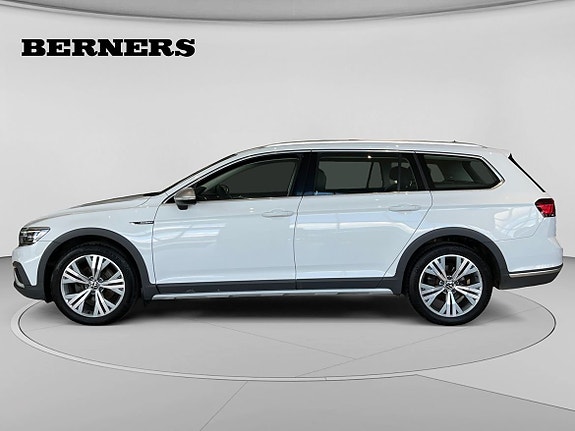 Volkswagen Passat Alltrack 2 of 5