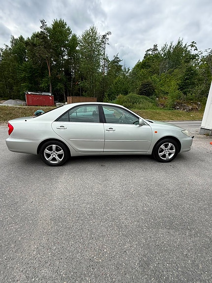 Toyota Camry 4 of 5