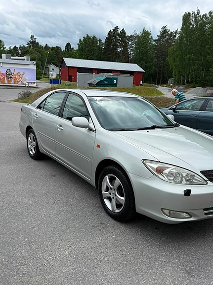 Toyota Camry 2 of 5