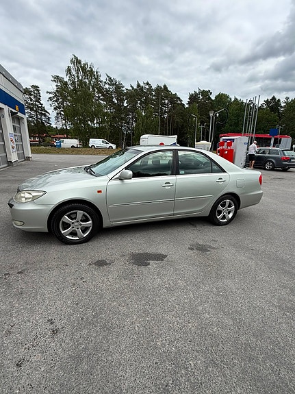 Toyota Camry 3 of 5