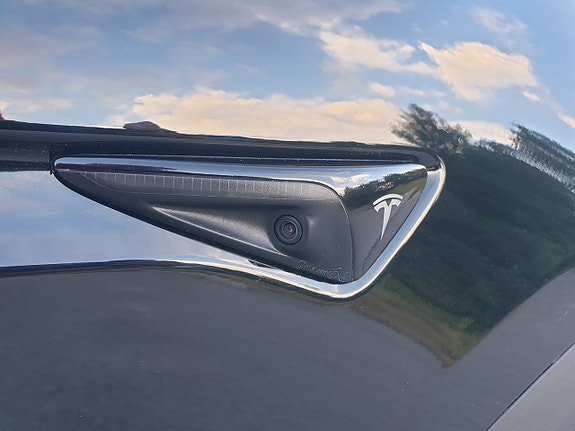 Tesla Model X 28 of 30