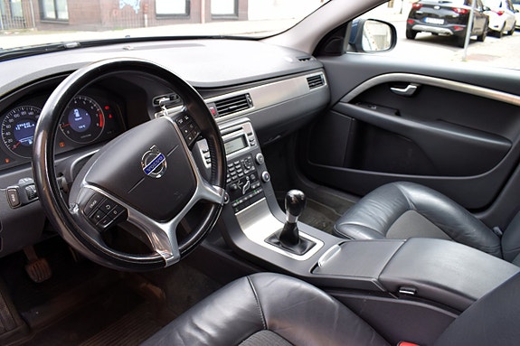 Volvo V70 2 of 7