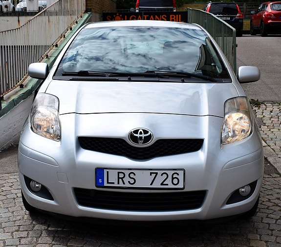 Toyota Yaris 4 of 8