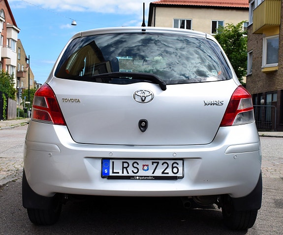 Toyota Yaris 5 of 8