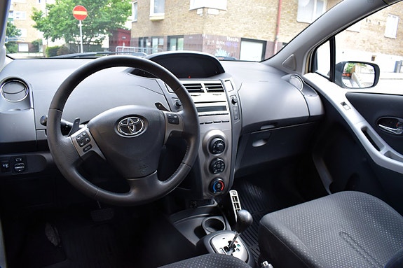 Toyota Yaris 8 of 8