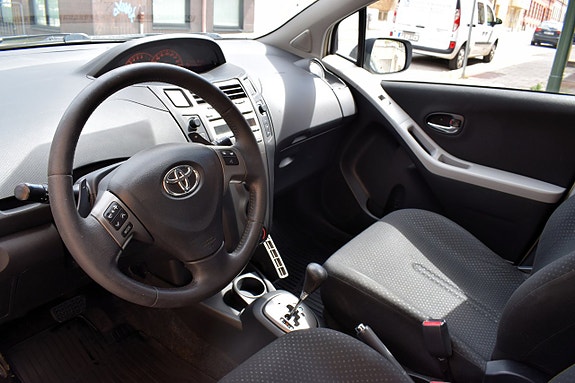 Toyota Yaris 2 of 8