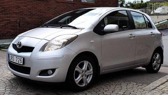 Toyota Yaris 3 of 8