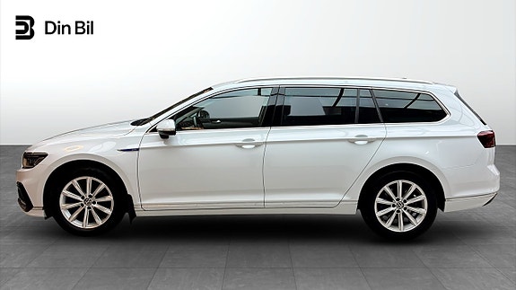 Volkswagen Passat 2 of 5