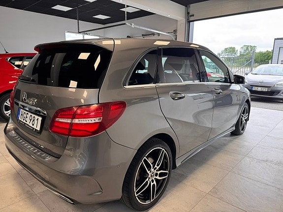 Mercedes-Benz B180 d 3 of 5