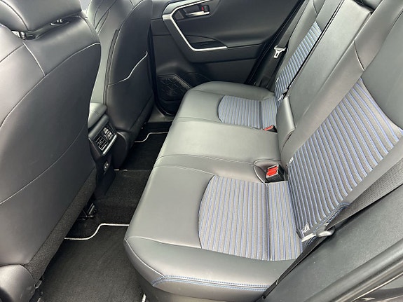 Toyota RAV4 7 of 12