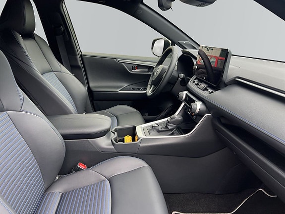 Toyota RAV4 6 of 12