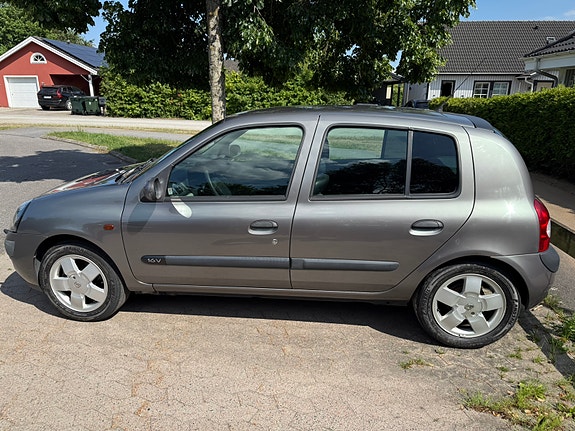 Renault Clio 11 of 12