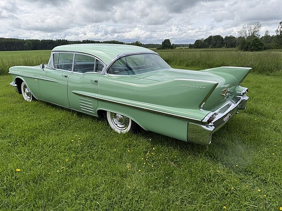 Cadillac Deville 6 of 30
