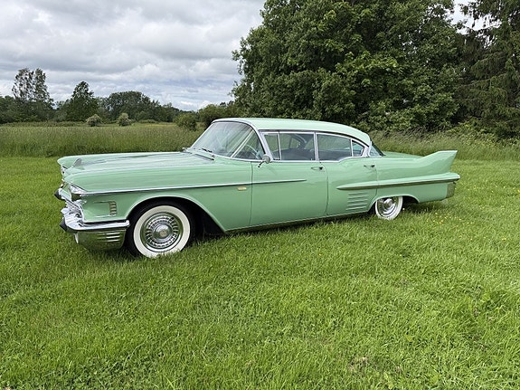 Cadillac Deville 4 of 5