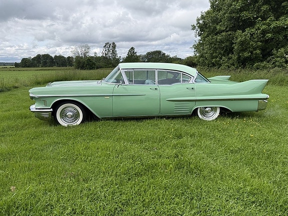 Cadillac Deville 5 of 5
