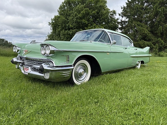 Cadillac Deville 3 of 5
