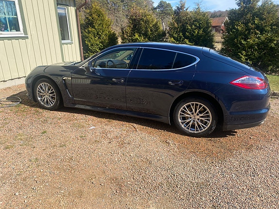 Porsche Panamera 4S 2 of 4